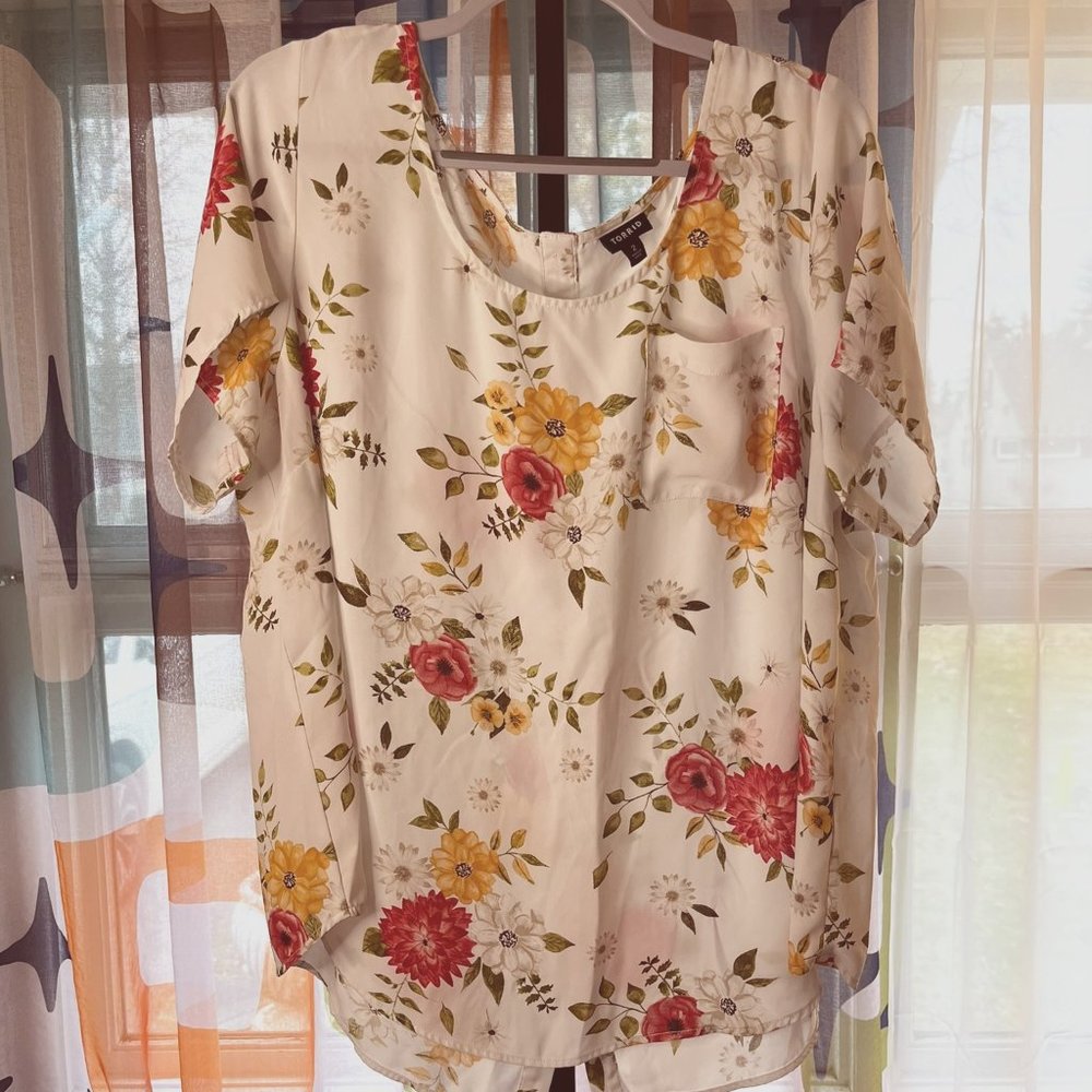 Torrid size 2 cream blouse with flowers